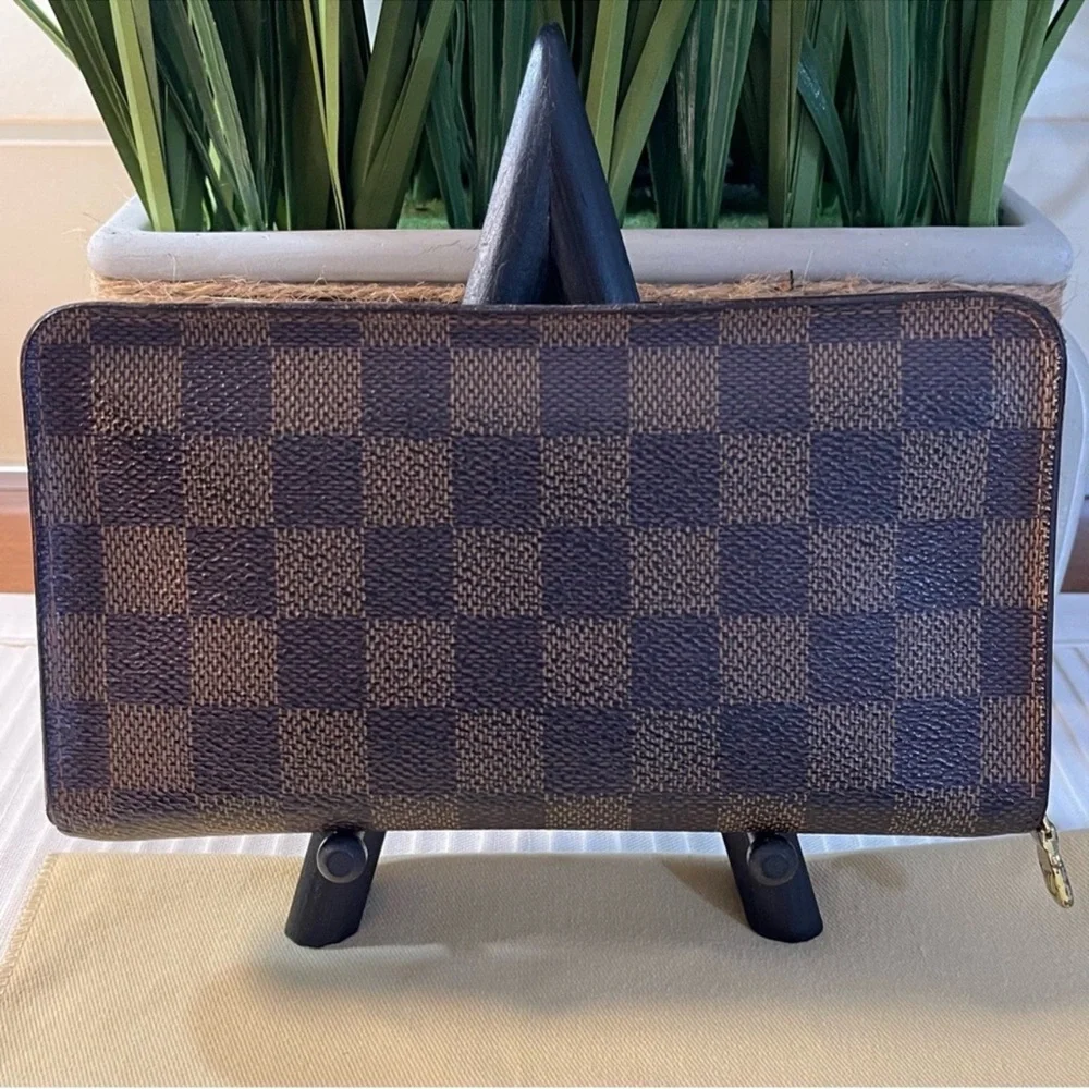 Louis Vuitton Damier Ebene Zippy Wallet
